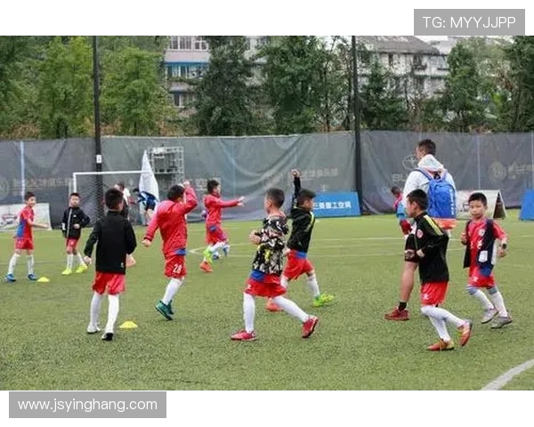 成都足球队荣登足球战术排行榜第三名引发热议 成都足球队荣登足球战术排行榜第三名引发热议